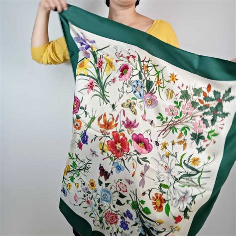 foulard gucci fiori seta come riconoscere originale|La storia di “Flora”, il foulard senza tempo di Gucci.